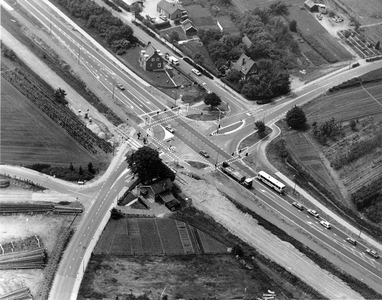 847488 Luchtfoto van de kruising van de Lijnweg (onderdeel van de S25, de secundaire provinciale weg Veenendaal-Rhenen) ...